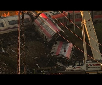 Replay Espagne: des grues dégagent les débris du train, les secours poursuivent la nuit