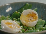 Replay Petits Plats en équilibre - Salade de pois mange tout, petits pois et oeufs mollet