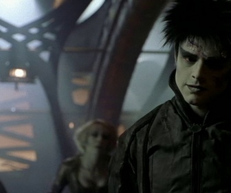 Replay Farscape - S02 E18 - Les Colliers de contrôle