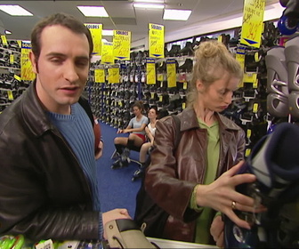 Replay Un gars, une fille - S2E22 - Au magasin de sport