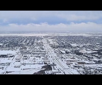 Replay Images de drone : villes des États-Unis enneigées, engins de déneigement en action