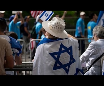 Replay Des milliers de personnes participent au défilé annuel de la Journée d'Israël à New York
