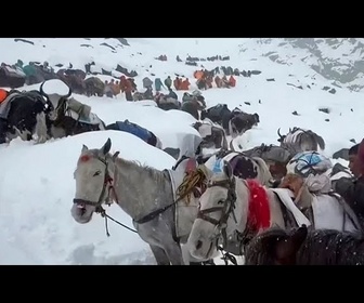 Replay Everest : près de 1 000 alpinistes secourus après une violente tempête de neige