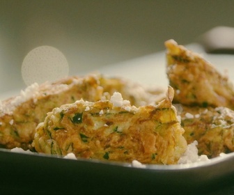Replay Petits Plats en équilibre - Beignets de courgettes à la grecque