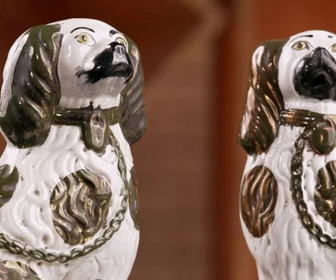 Replay Affaire conclue : la vie des objets - La paire de chiens en céramique de Sébastien