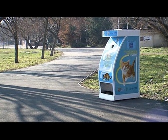 Replay Des distributeurs automatiques dans les parcs de Bucarest pour aider les chats sans abri et…