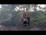 Replay Un câble de l'armée népalaise aide les sinistrés de Nuwakot à traverser la rivière