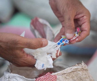 Replay Focus - Égypte : face à la pénurie de plastique, les chiffonniers du Caire prennent le relais