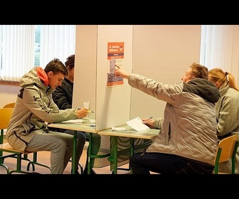 Replay Les Lettons votent, inquiets de la hausse du coût de la vie et de la Russie
